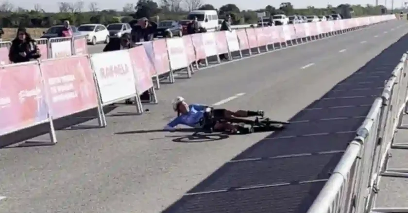 Accidente de una ciclista uruguaya durante la prueba contrarreloj de los Juegos Suramericanos en Rafaela