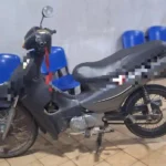 Detuvieron a una pareja que circulaba en moto con una escopeta modificada en barrio Villa Rosas