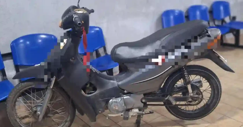 Detuvieron a una pareja que circulaba en moto con una escopeta modificada en barrio Villa Rosas