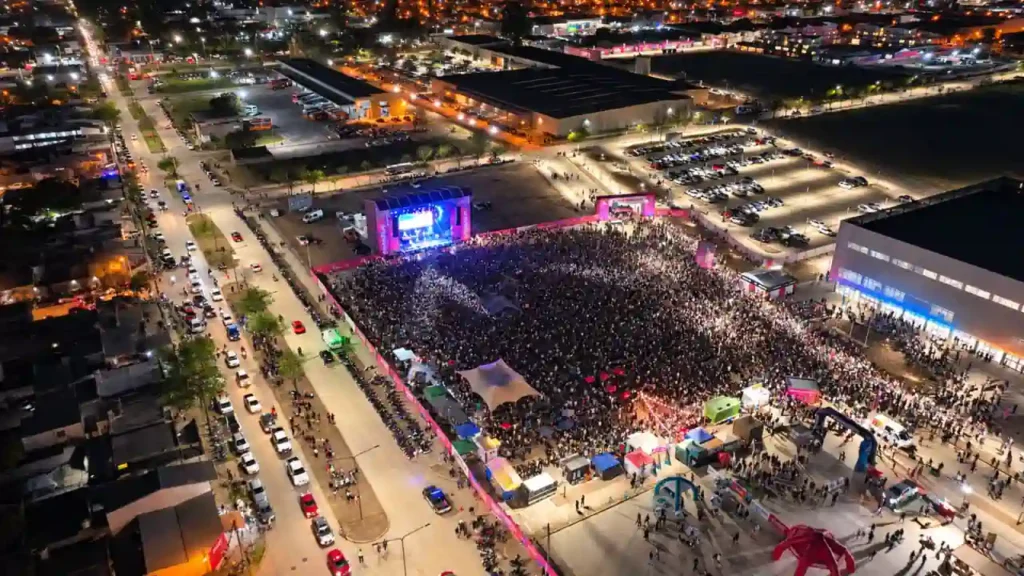 Cacho Deicas cerró el Fan Fest con una multitud en Rafaela 1 Cacho Deicas cerró el Fan Fest con una multitud en Rafaela