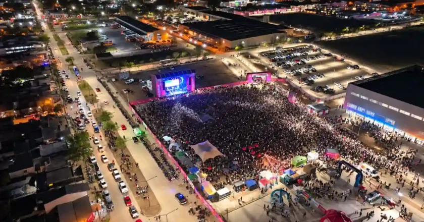 Cacho Deicas cerró el Fan Fest con una multitud en Rafaela