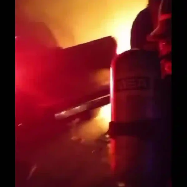 Incendio en un taller mecánico de barrio Villa Rosas: importantes daños materiales