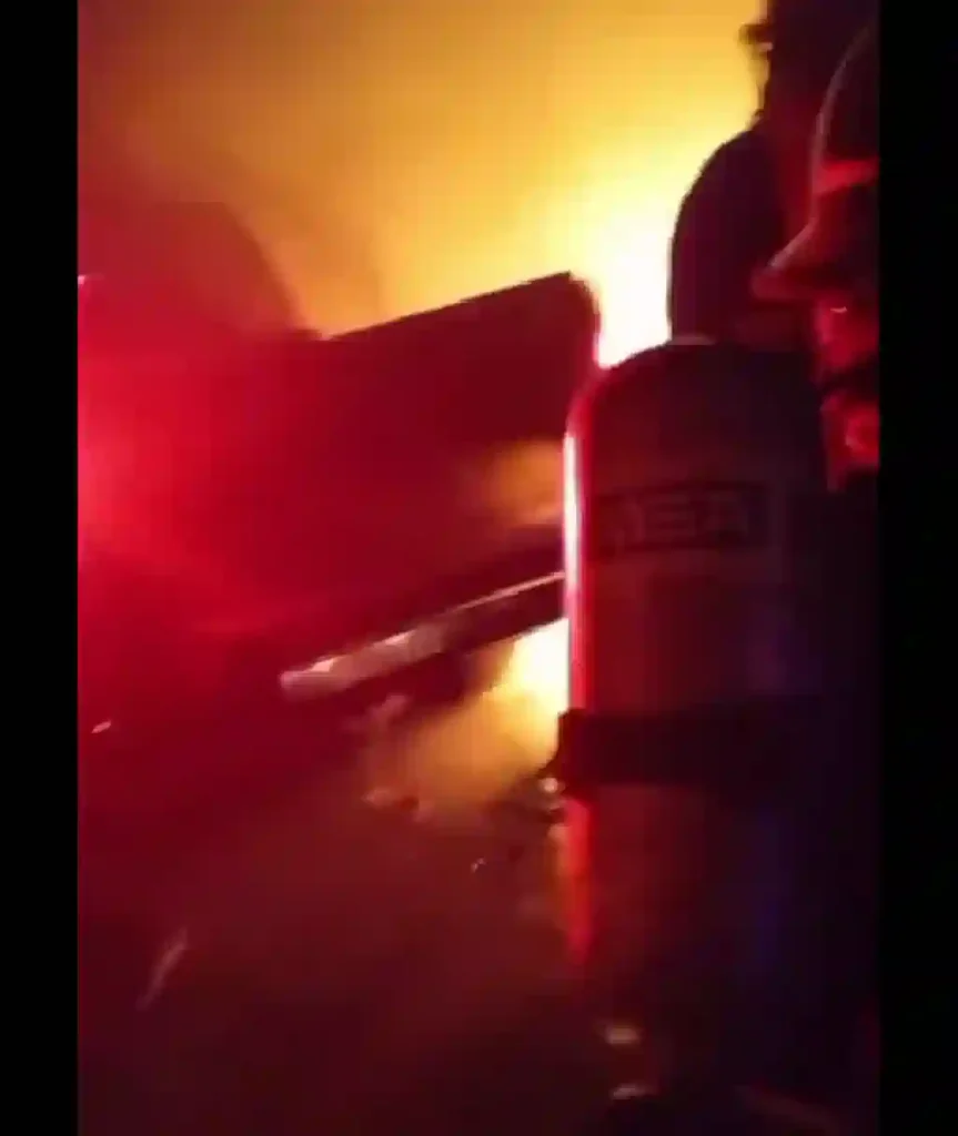 Incendio en un taller mecánico de barrio Villa Rosas: importantes daños materiales 1 Incendio en un taller mecánico de barrio Villa Rosas: importantes daños materiales