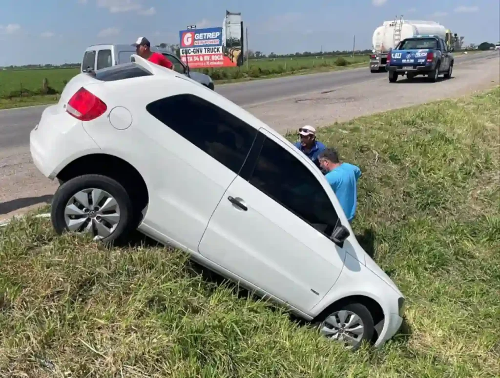 Despiste en Ruta 34 cerca de Lehmann: un auto quedó colgado sobre una alcantarilla 1 Despiste en Ruta 34 cerca de Lehmann: un auto quedó colgado sobre una alcantarilla