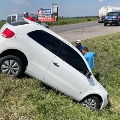 Despiste en Ruta 34 cerca de Lehmann: un auto quedó colgado sobre una alcantarilla