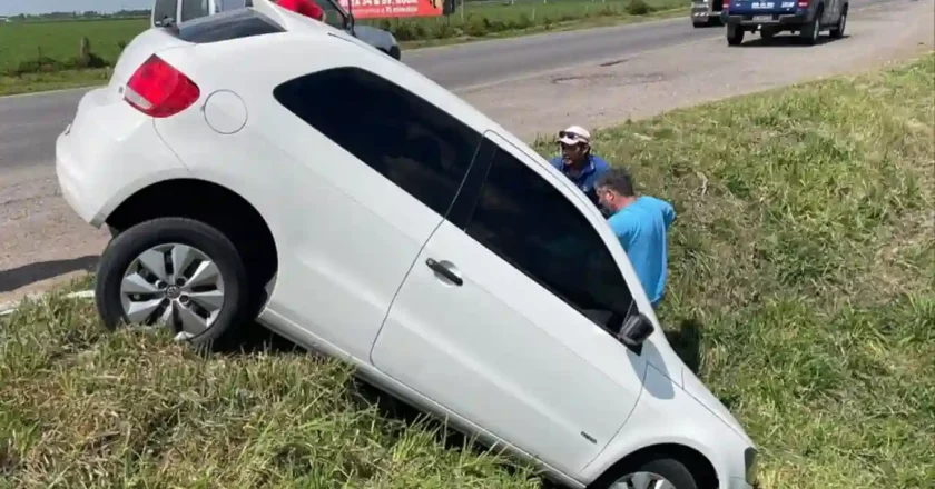 Despiste en Ruta 34 cerca de Lehmann: un auto quedó colgado sobre una alcantarilla