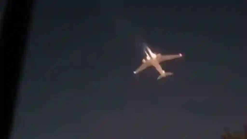 Un avión de Aerolíneas Argentinas regresó a Ezeiza tras detectar una falla en un motor 1 Un avión de Aerolíneas Argentinas regresó a Ezeiza tras detectar una falla en un motor