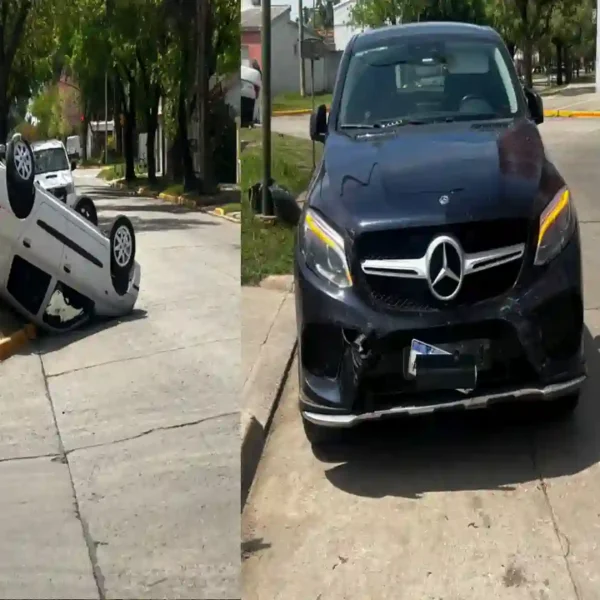Un auto terminó volcado tras un fuerte choque en la esquina de Aconcagua y Barcelona