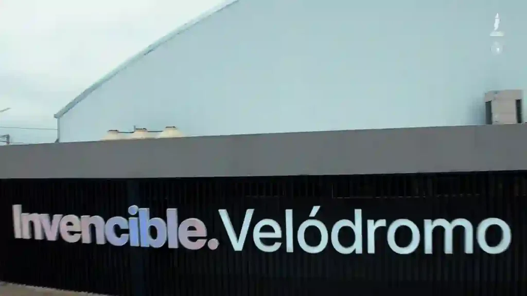 Rafaela suma un recital de La K’onga y dos grandes eventos de ciclismo 1 Fachada de un edificio con el letrero Invencible.Velódromo