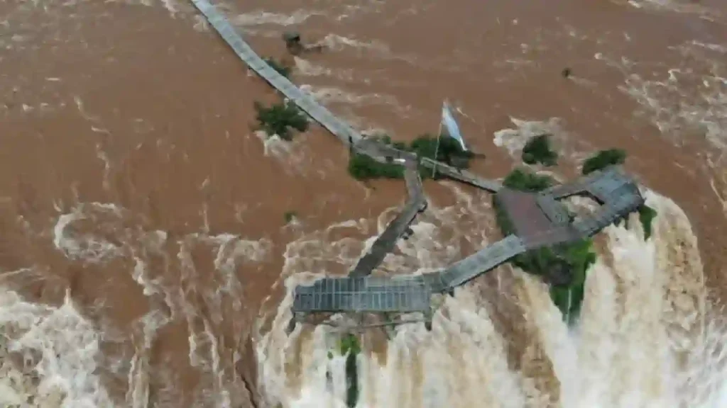 Cierran los circuitos de las Cataratas del Iguazú por la crecida del río 1 Cierran los circuitos de las Cataratas del Iguazú por la crecida del río