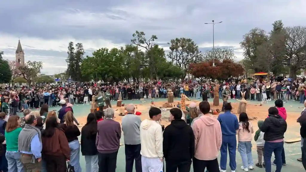 Humberto Primo cerró el 2° Simposio de Escultura con una jornada de arte, encuentro y música 1 Humberto Primo cerró el 2° Simposio de Escultura con una jornada de arte, encuentro y música