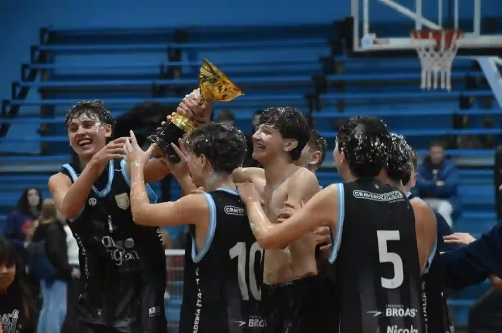 Básquet: Atlético de Rafaela recibe la Copa Santa Fe con la categoría U15