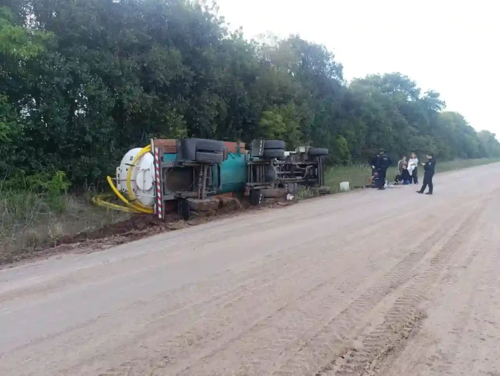 Volcó un camión atmosférico cerca del autódromo de Rafaela y su conductor resultó herido